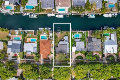 Villa ou maison à vendre à North Miami, Floride: 8 chambres, 212.75 m2 № 2064374 - photo 13