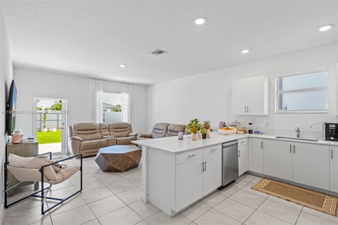 House in Miami, Florida 4 bedrooms, 173.73 sq.m. № 1872152 - photo 9