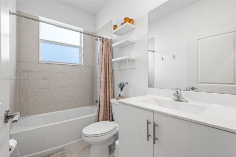 House in Miami, Florida 4 bedrooms, 173.73 sq.m. № 1872152 - photo 26