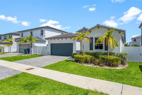 House in Miami, Florida 4 bedrooms, 173.73 sq.m. № 1872152 - photo 2