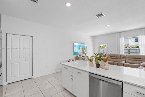 House in Miami, Florida 4 bedrooms, 173.73 sq.m. № 1872152 - photo 13