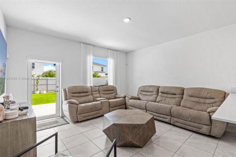 House in Miami, Florida 4 bedrooms, 173.73 sq.m. № 1872152 - photo 15
