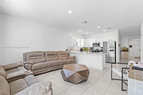 House in Miami, Florida 4 bedrooms, 173.73 sq.m. № 1872152 - photo 16