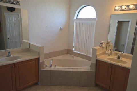 House in Kissimmee, Florida 3 bedrooms, 166.39 sq.m. № 2156773 - photo 16
