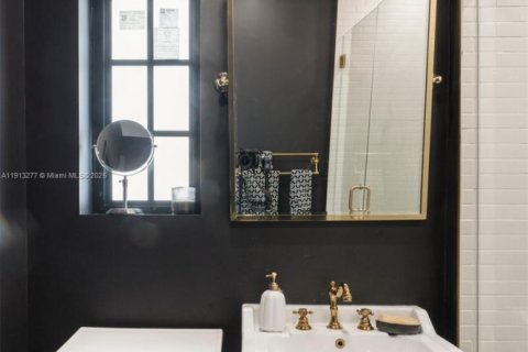Casa en alquiler en Miami Beach, Florida, 5 dormitorios, 327.2 m2 № 2015653 - foto 23