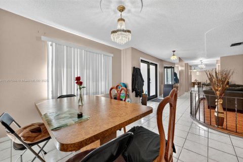 House in Margate, Florida 3 bedrooms, 170.38 sq.m. № 1963483 - photo 10