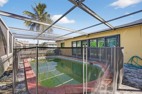 House in Margate, Florida 3 bedrooms, 170.38 sq.m. № 1963483 - photo 24