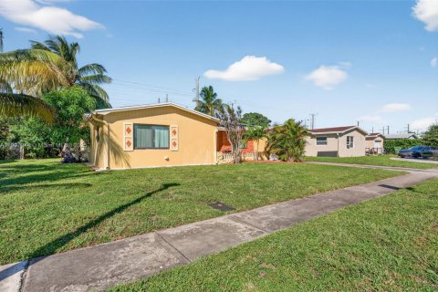 House in Margate, Florida 3 bedrooms, 170.38 sq.m. № 1963483 - photo 2