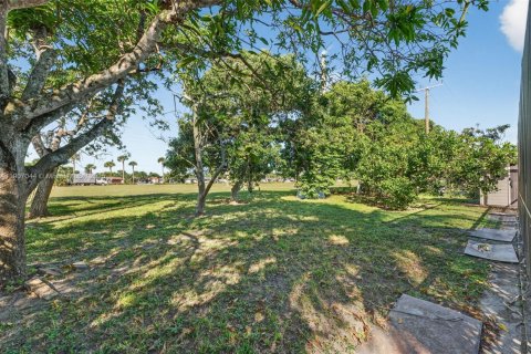 House in Margate, Florida 3 bedrooms, 170.38 sq.m. № 1963483 - photo 25