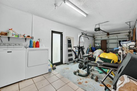 House in Margate, Florida 3 bedrooms, 170.38 sq.m. № 1963483 - photo 23