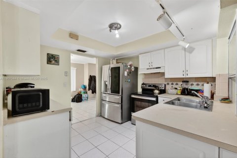 House in Margate, Florida 3 bedrooms, 170.38 sq.m. № 1963483 - photo 12