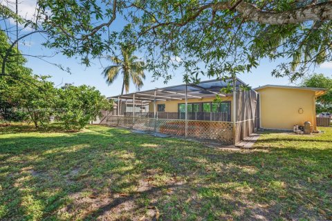 House in Margate, Florida 3 bedrooms, 170.38 sq.m. № 1963483 - photo 26