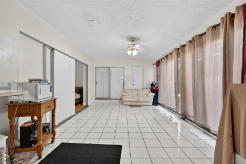 House in Margate, Florida 3 bedrooms, 170.38 sq.m. № 1963483 - photo 16