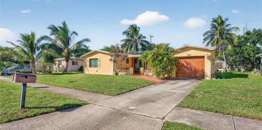 House in Margate, Florida 3 bedrooms, 170.38 sq.m. № 1963483