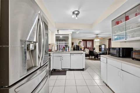 House in Margate, Florida 3 bedrooms, 170.38 sq.m. № 1963483 - photo 11