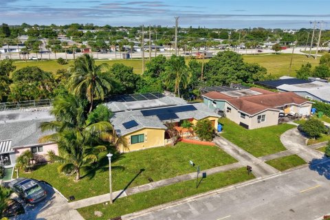 House in Margate, Florida 3 bedrooms, 170.38 sq.m. № 1963483 - photo 28