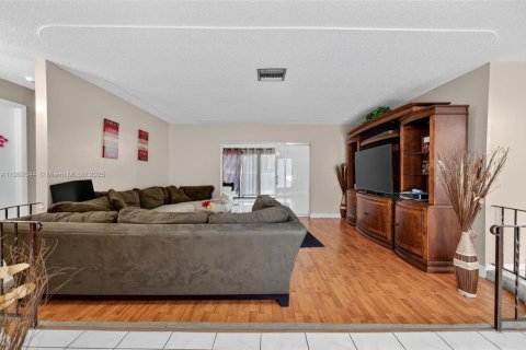 House in Margate, Florida 3 bedrooms, 170.38 sq.m. № 1963483 - photo 4