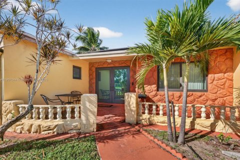 House in Margate, Florida 3 bedrooms, 170.38 sq.m. № 1963483 - photo 3