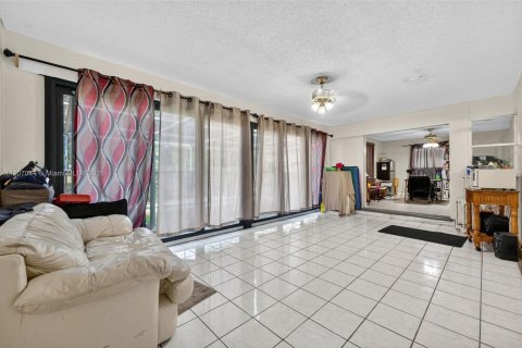 House in Margate, Florida 3 bedrooms, 170.38 sq.m. № 1963483 - photo 17