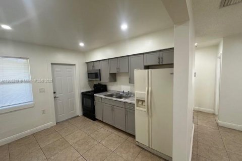 Снять в аренду виллу или дом в Майами, Флорида 2 спальни, 144.93м2, № 1964299 - фото 3