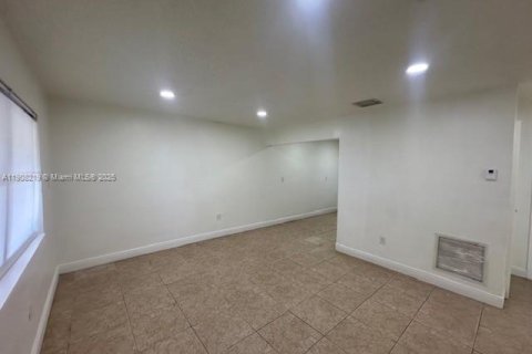 Снять в аренду виллу или дом в Майами, Флорида 2 спальни, 144.93м2, № 1964299 - фото 2