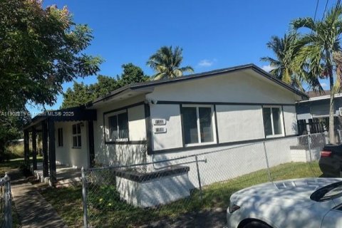 Снять в аренду виллу или дом в Майами, Флорида 2 спальни, 144.93м2, № 1964299 - фото 1