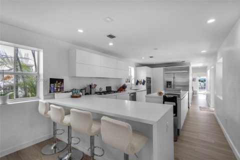 Villa ou maison à vendre à Miami Beach, Floride: 4 chambres, 316.43 m2 № 2045412 - photo 12