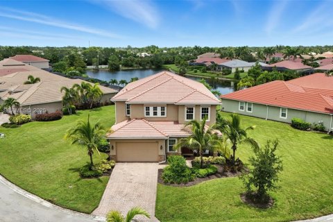 Дом в Форт Майерс, Флорида 5 спален, 332.96м2 № 1992104