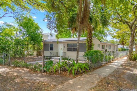 Commercial property in Hollywood, Florida 147.99 sq.m. № 1992439 - photo 1