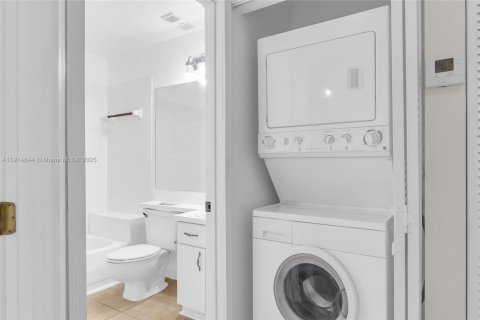 Купить кондоминиум в Майами-Лейкс, Флорида 2 спальни, 102.94м2, № 1971526 - фото 23