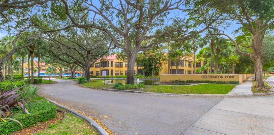 Кондоминиум с 2 спальнями в Майами-Лейкс, Флорида № 1971526