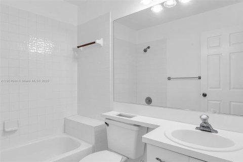 Купить кондоминиум в Майами-Лейкс, Флорида 2 спальни, 102.94м2, № 1971526 - фото 24