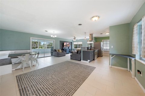 House in Port Charlotte, Florida 3 bedrooms, 122.63 sq.m. № 1808054 - photo 9