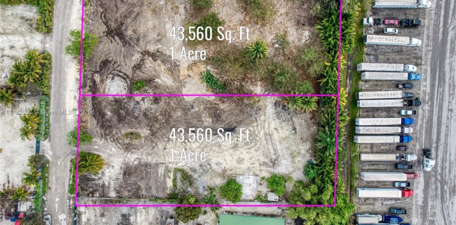 Commercial property in Hialeah, Florida № 1811720