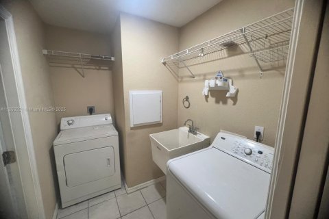 House in Cape Coral, Florida 3 bedrooms № 1890498 - photo 14