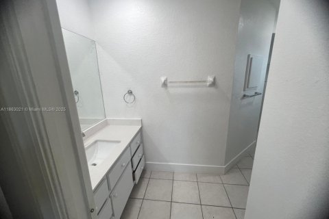 House in Cape Coral, Florida 3 bedrooms № 1890498 - photo 12