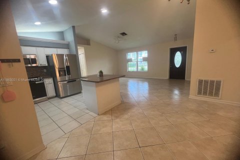 House in Cape Coral, Florida 3 bedrooms № 1890498 - photo 6