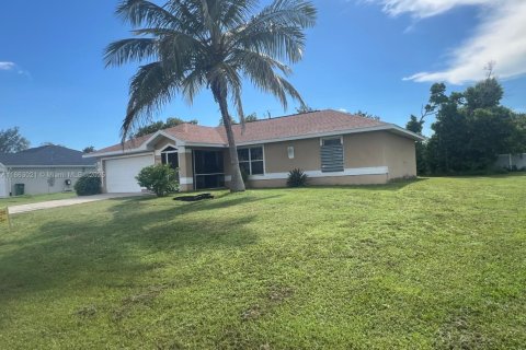 House in Cape Coral, Florida 3 bedrooms № 1890498 - photo 3