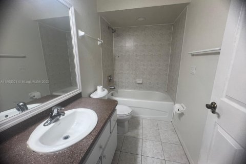 House in Cape Coral, Florida 3 bedrooms № 1890498 - photo 11