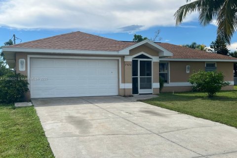 House in Cape Coral, Florida 3 bedrooms № 1890498 - photo 1