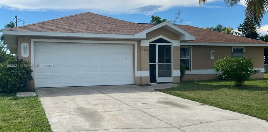 House in Cape Coral, Florida 3 bedrooms № 1890498