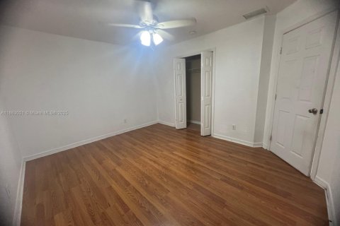 House in Cape Coral, Florida 3 bedrooms № 1890498 - photo 9