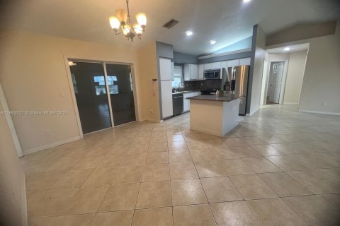 House in Cape Coral, Florida 3 bedrooms № 1890498 - photo 5