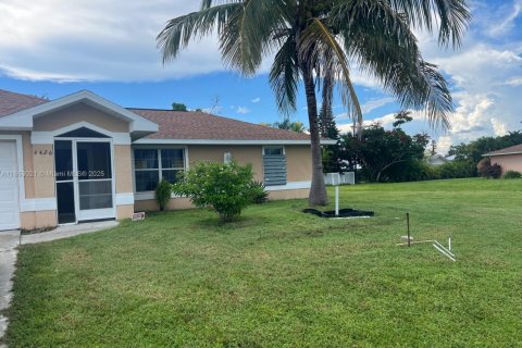 House in Cape Coral, Florida 3 bedrooms № 1890498 - photo 2