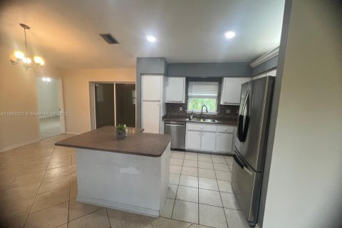 House in Cape Coral, Florida 3 bedrooms № 1890498 - photo 7