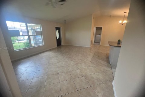 House in Cape Coral, Florida 3 bedrooms № 1890498 - photo 8