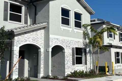 Adosado en alquiler en Florida City, Florida, 4 dormitorios, 151.71 m2 № 1823912 - foto 1