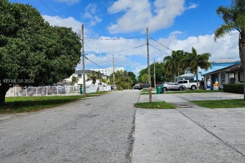 House in Miami, Florida 3 bedrooms № 2067838 - photo 12