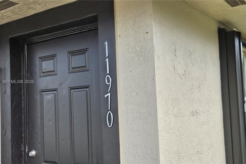 House in Miami, Florida 3 bedrooms № 2067838 - photo 2