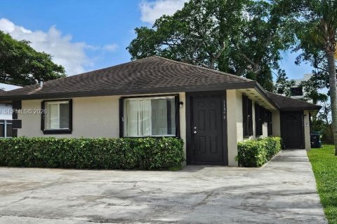 House in Miami, Florida 3 bedrooms № 2067838